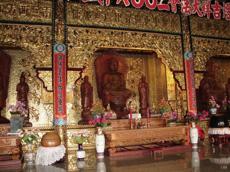 2008/03(March)/AroundTheWorld/1st 4 Stops/800x600_17 Penang Golden alter inside temple.jpg